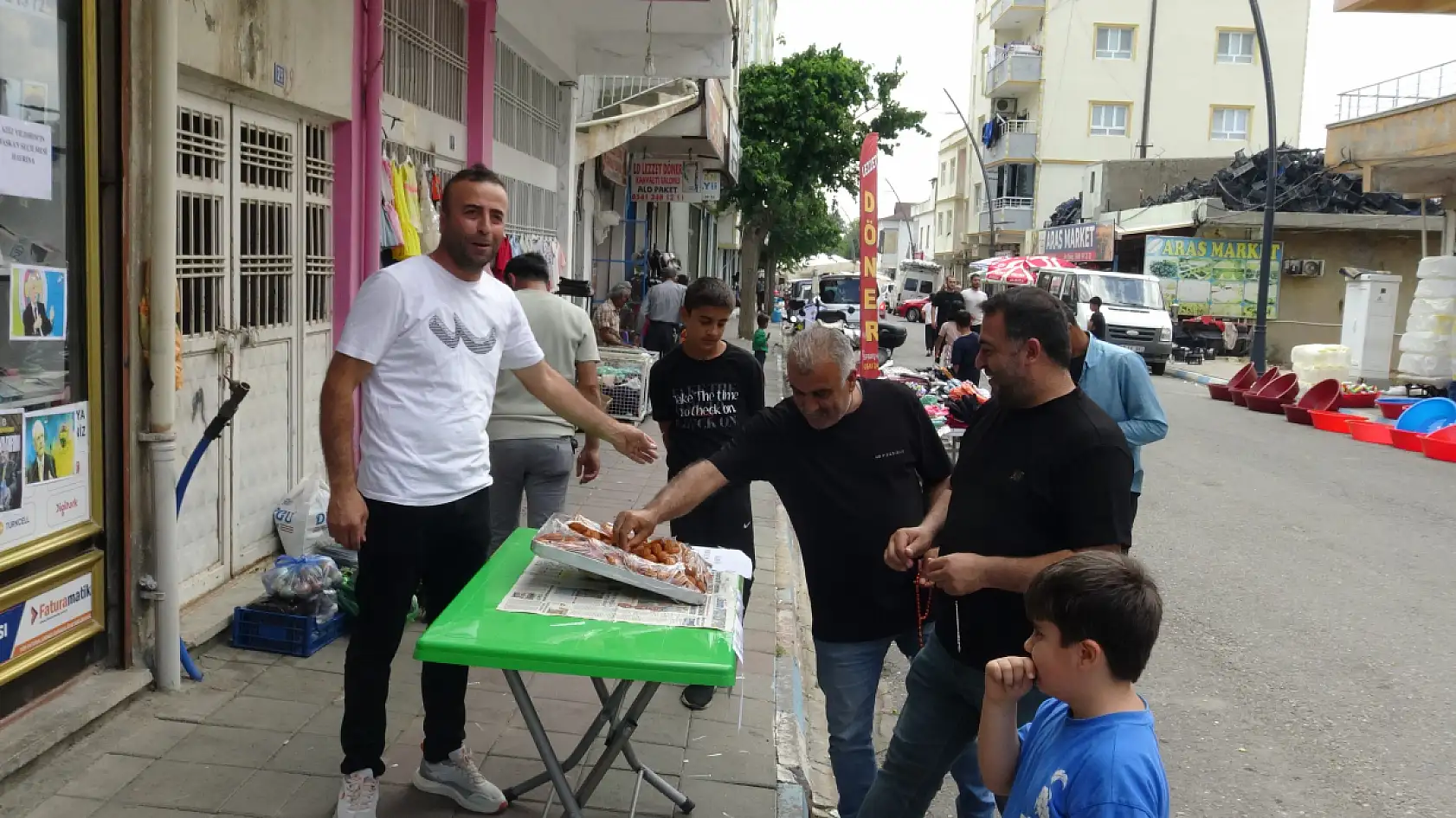 Aziz Yıldırım sevinci sokağa taştı! Başkanlık için lokma dağıttı