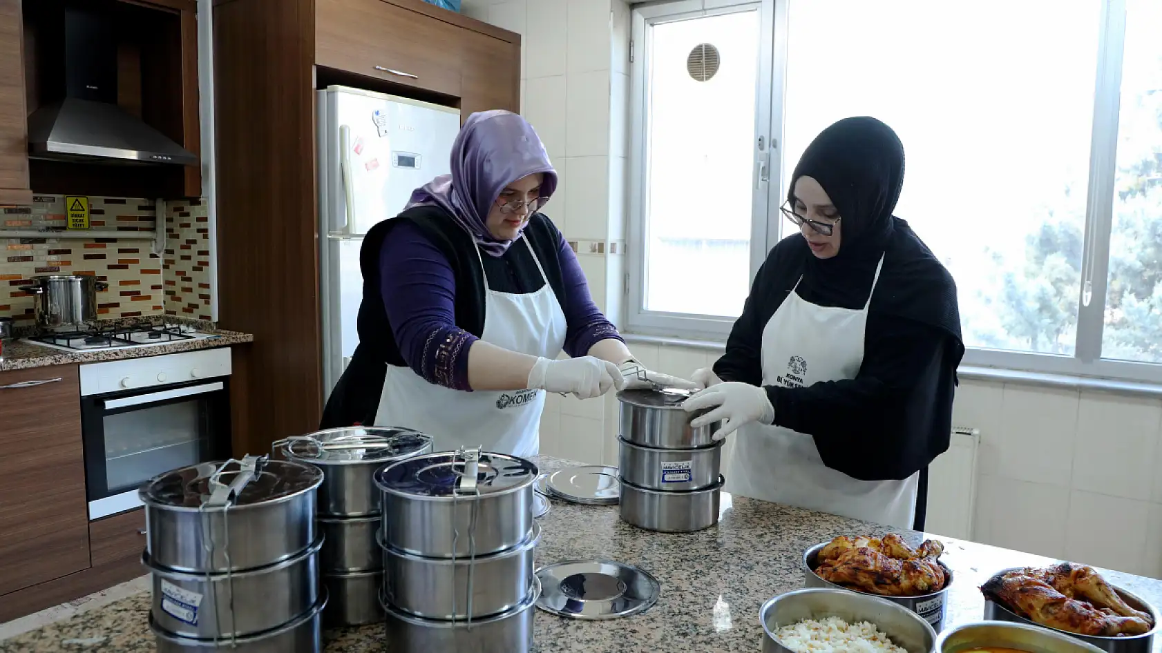 KOMEK gönüllüleri sahada: Bayramlık, gıda ve eğitim desteği bir arada