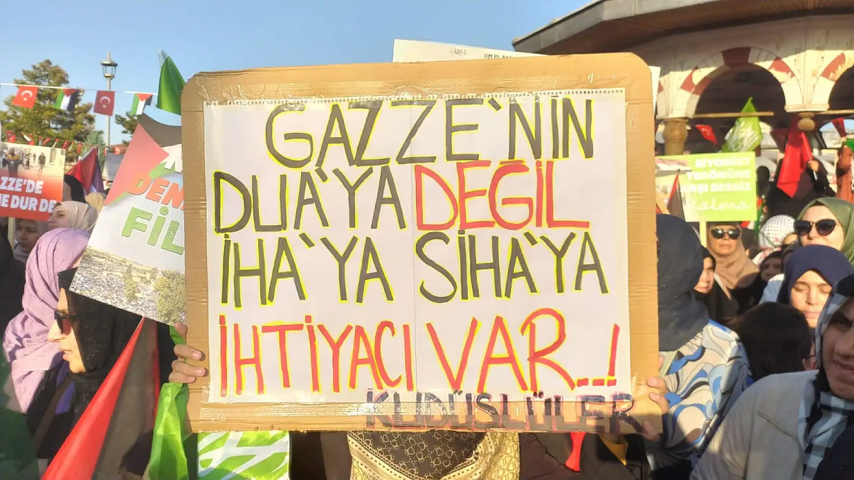 Konyalılar Mevlana Meydanı'na akın etti: İşte iğne atılsa yere düşmeyecek o kareler!