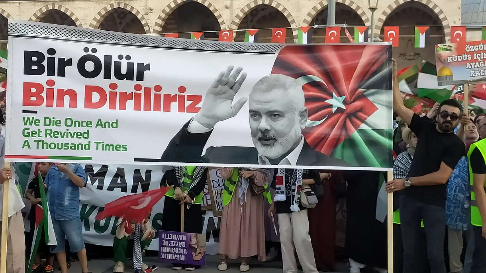 Konyalılar Mevlana Meydanı'na akın etti: İşte iğne atılsa yere düşmeyecek o kareler!