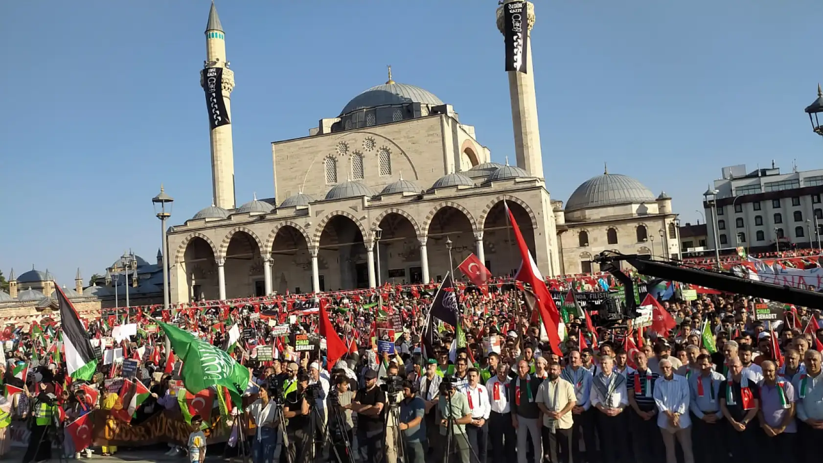 Konyalılar Mevlana Meydanı'na akın etti: İşte iğne atılsa yere düşmeyecek o kareler!