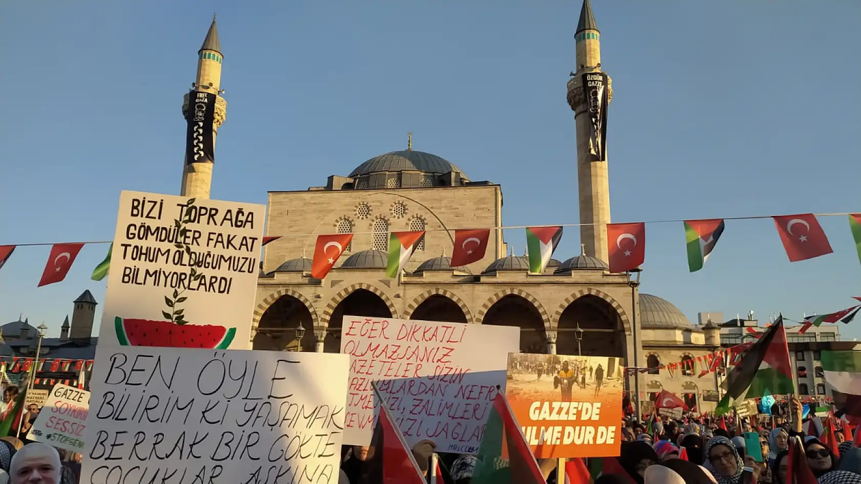 Konyalılar Mevlana Meydanı'na akın etti: İşte iğne atılsa yere düşmeyecek o kareler!