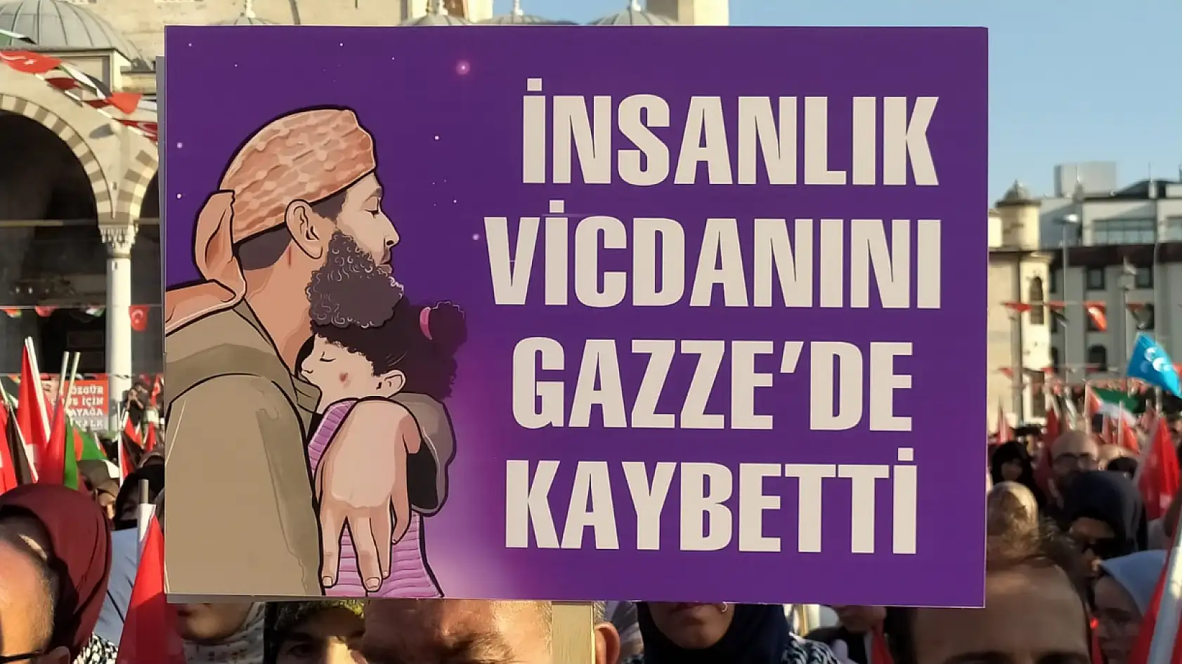 Konyalılar Mevlana Meydanı'na akın etti: İşte iğne atılsa yere düşmeyecek o kareler!