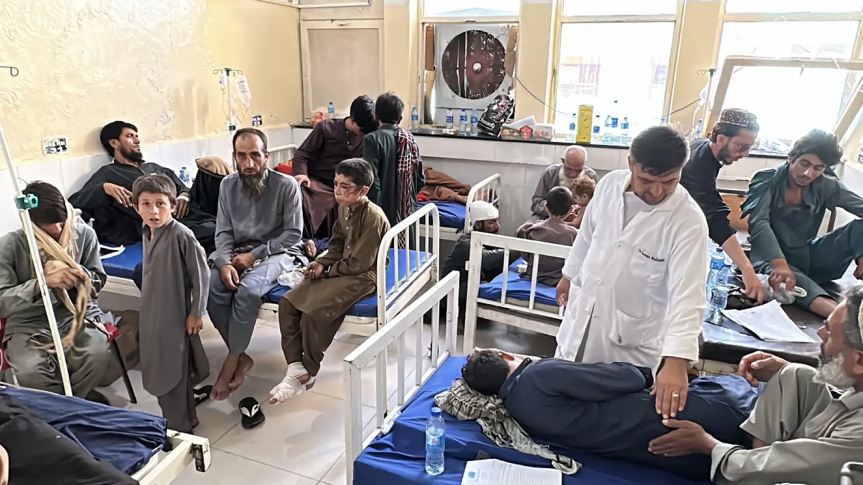 6 büyüklüğünde deprem meydana geldi: 800'den fazla kişi hayatını kaybetti