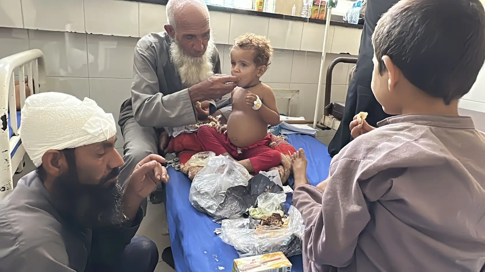 6 büyüklüğünde deprem meydana geldi: 800'den fazla kişi hayatını kaybetti