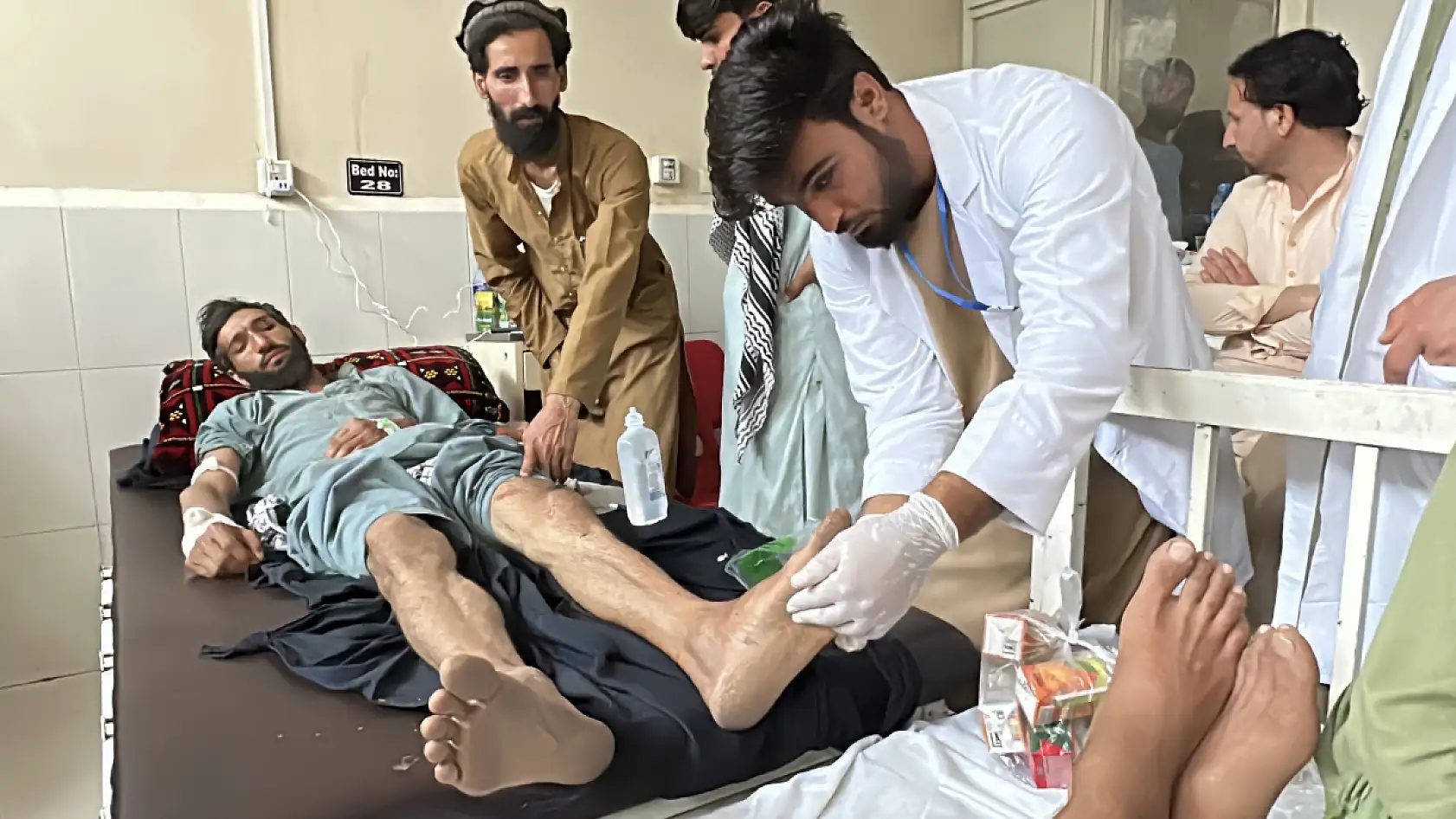 6 büyüklüğünde deprem meydana geldi: 800'den fazla kişi hayatını kaybetti