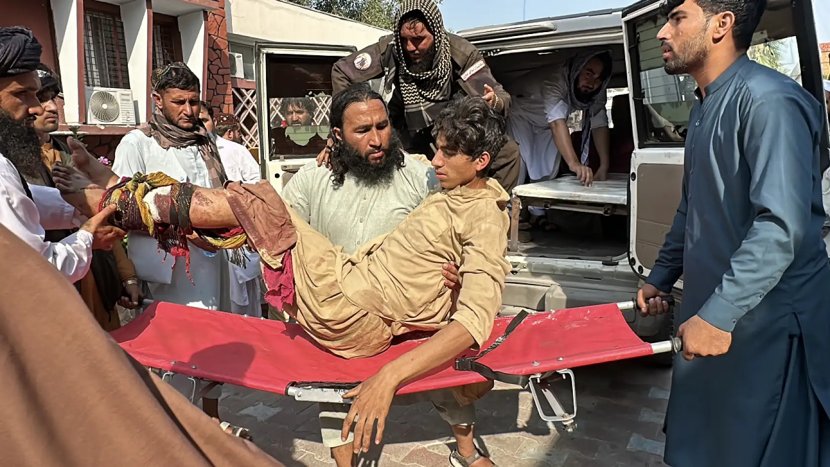 6 büyüklüğünde deprem meydana geldi: 800'den fazla kişi hayatını kaybetti