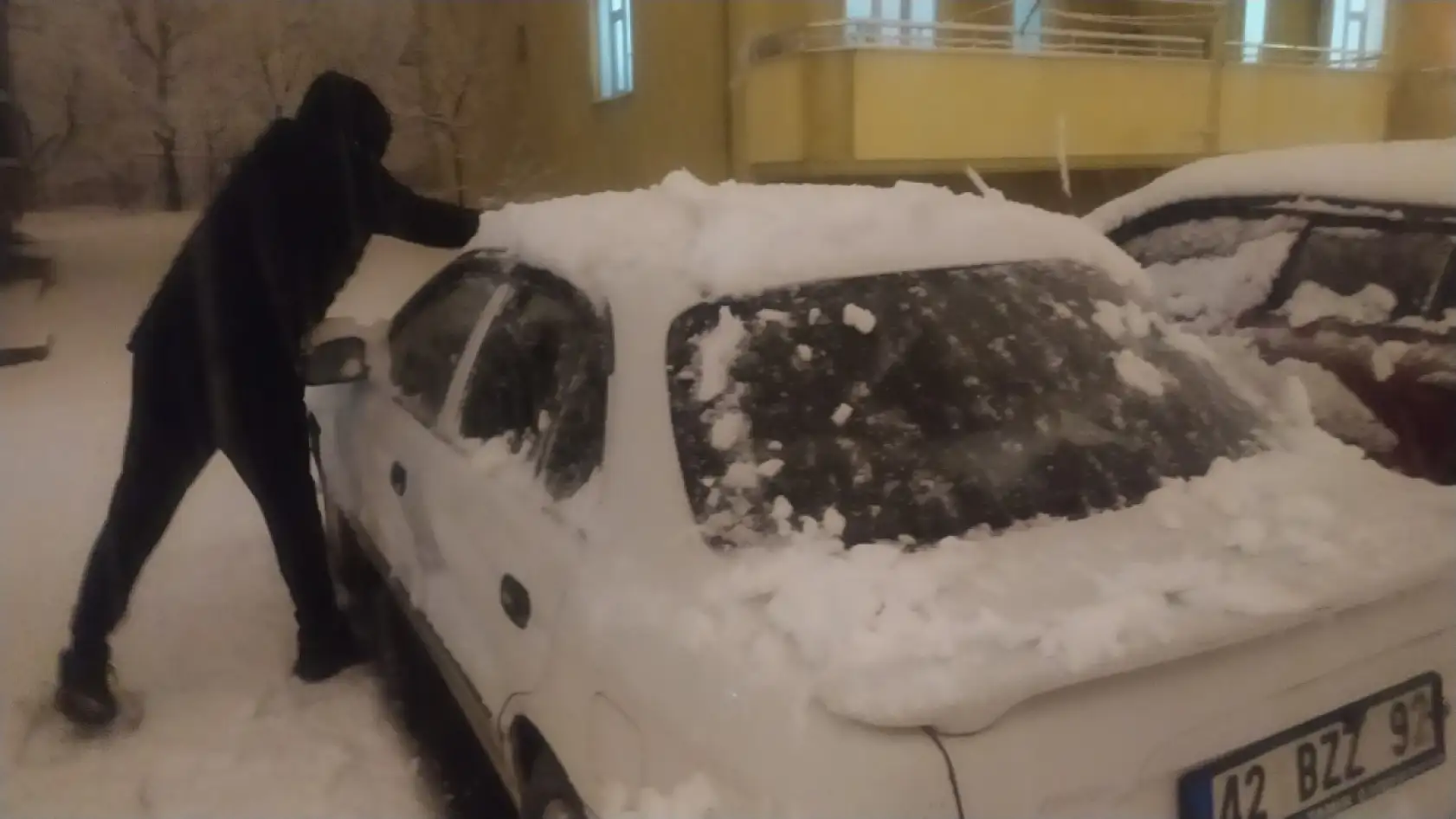 Konya'da kar sevinci: Çocuklar eğlendi, sürücüler zorlandı