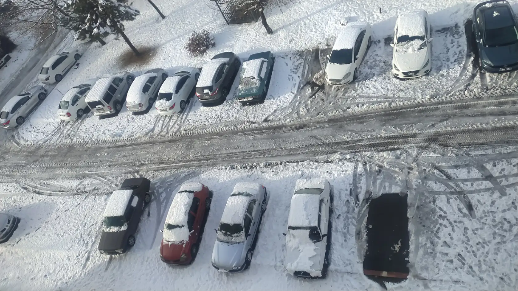 Konya'da kar sevinci: Çocuklar eğlendi, sürücüler zorlandı