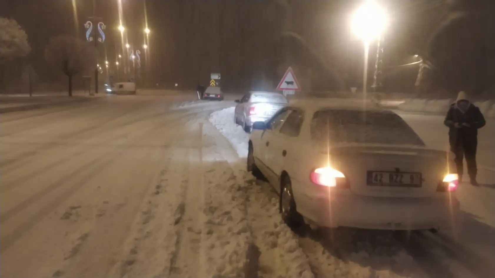 Konya'da kar sevinci: Çocuklar eğlendi, sürücüler zorlandı