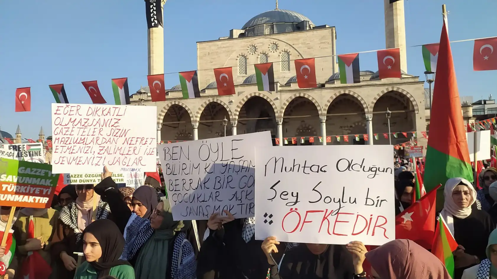 Konyalılar Mevlana Meydanı'na akın etti: İşte iğne atılsa yere düşmeyecek o kareler!