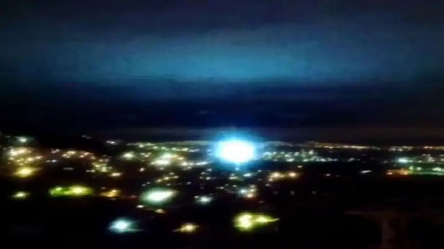 Depremde gökyüzünde meydana gelen ışıklar nedir?