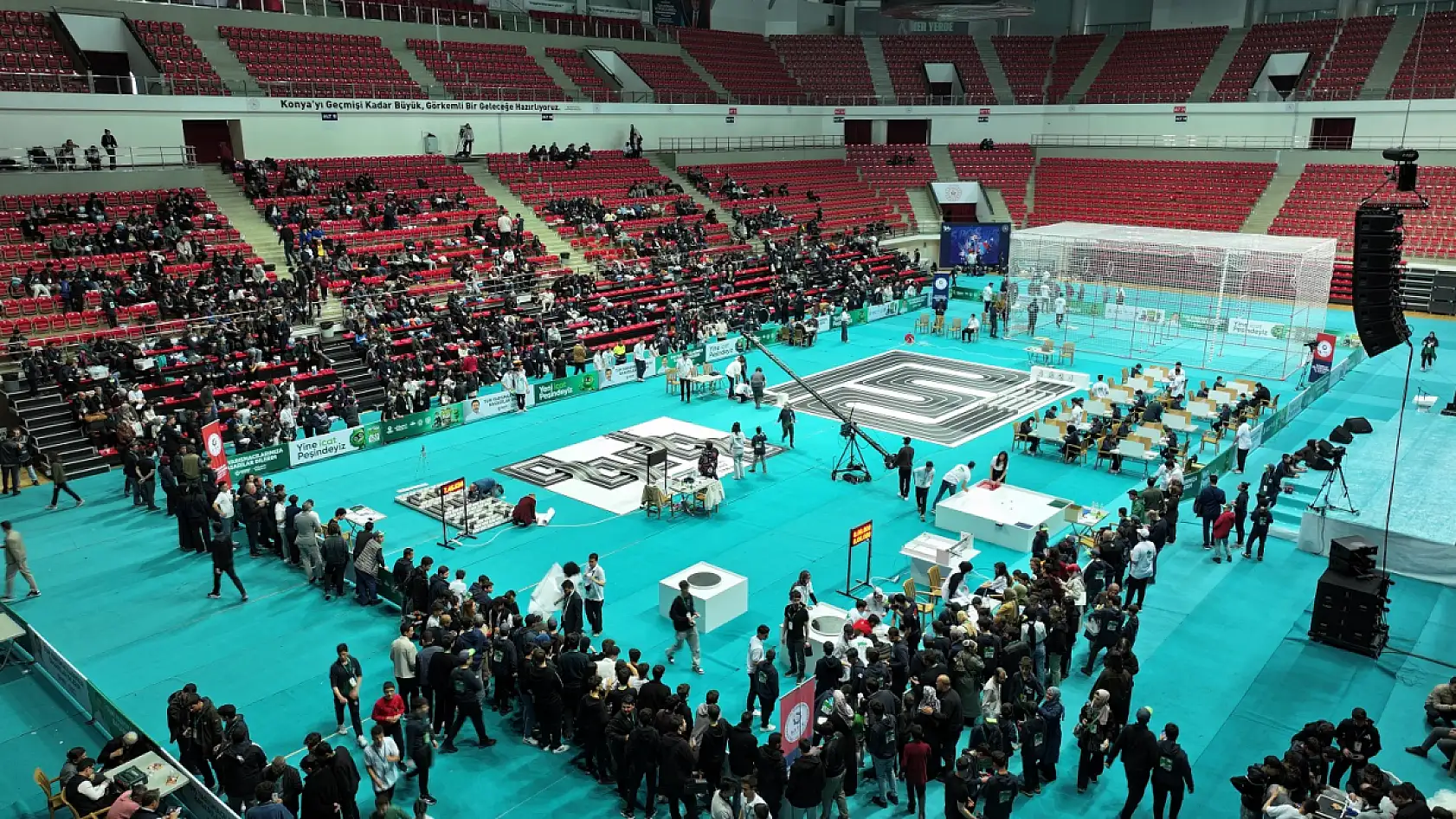 Konya'da teknoloji şöleni: 917 robot kıyasıya yarışıyor