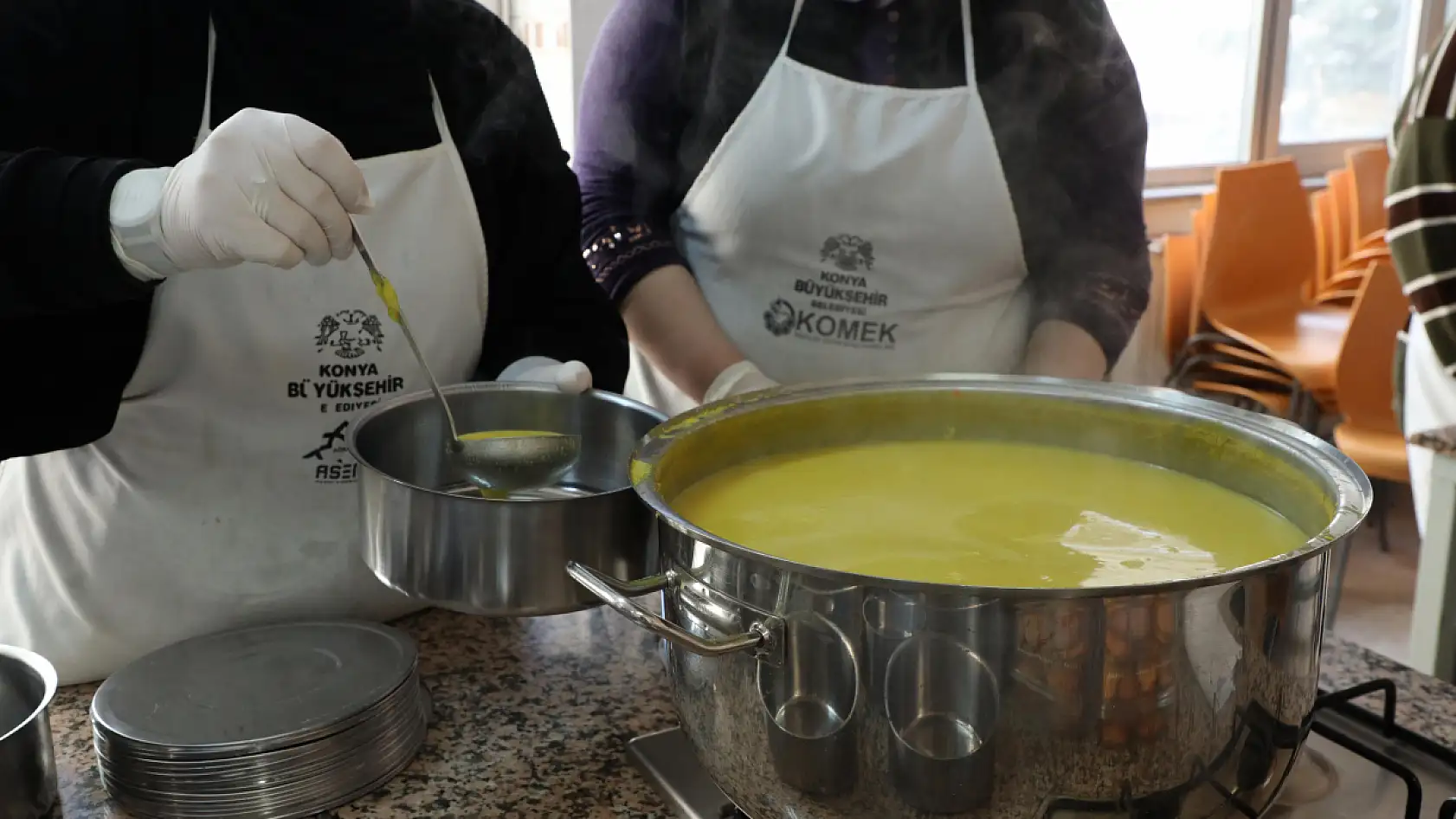 KOMEK gönüllüleri sahada: Bayramlık, gıda ve eğitim desteği bir arada