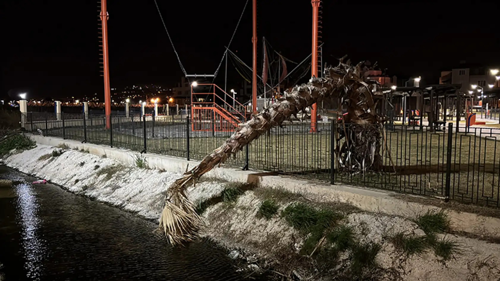 Etkili olan fırtına yıktı, geçti!