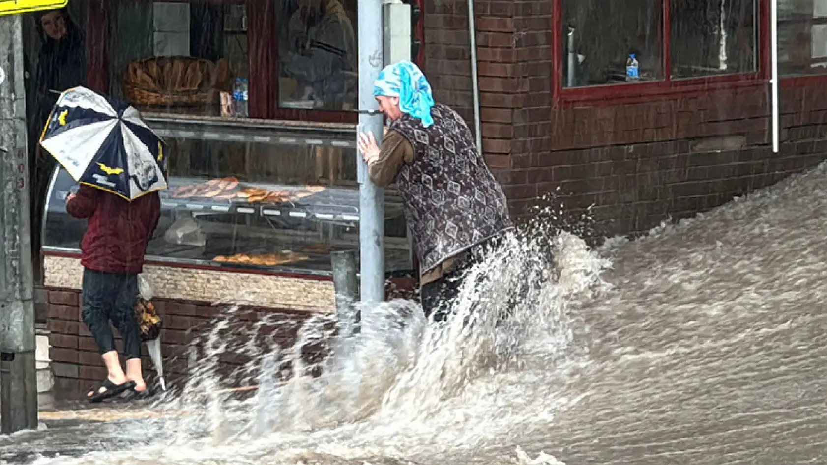 Sağanak yağışla hayatı felç etti!
