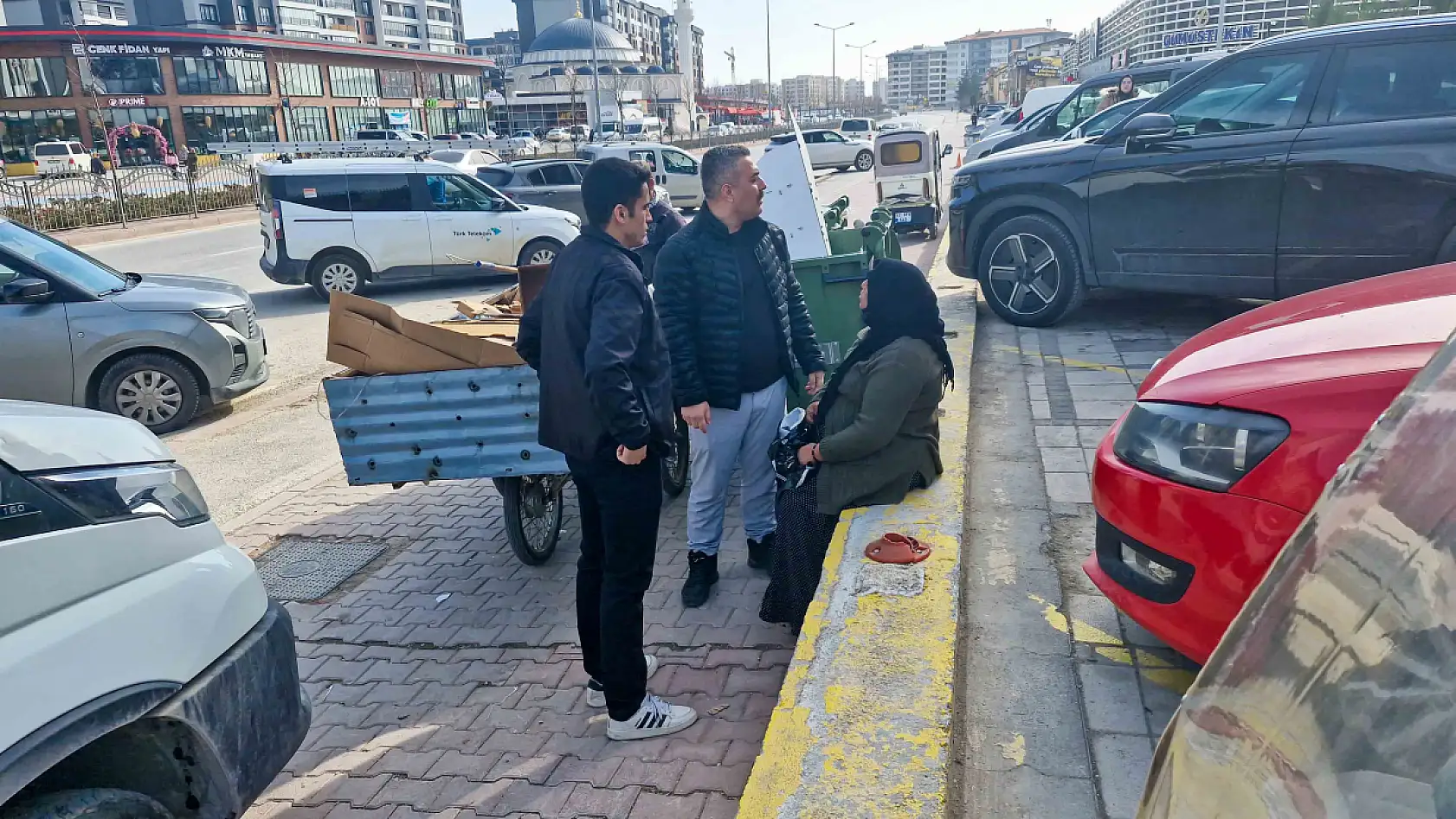 Konya'da Allah rızası dediler, üstlerinden döviz çıktı! Aile boyu vurgun zabıtayı bile şaşırttı