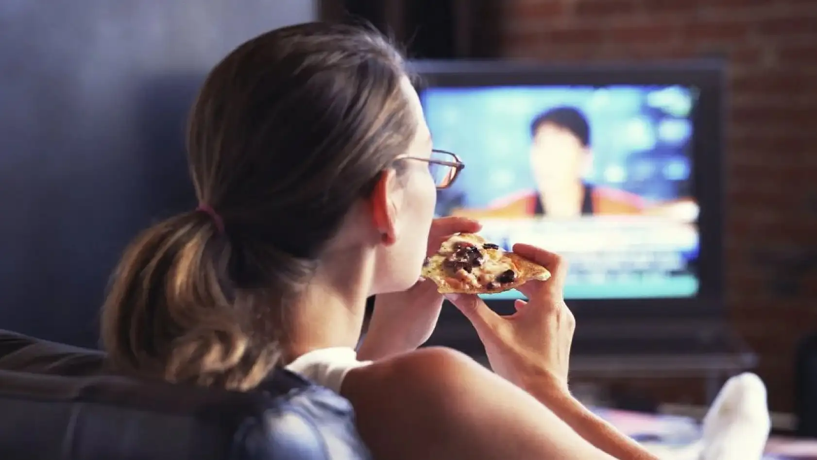 Bilim uyardı: Televizyon karşısında yemek kilo aldırıyor