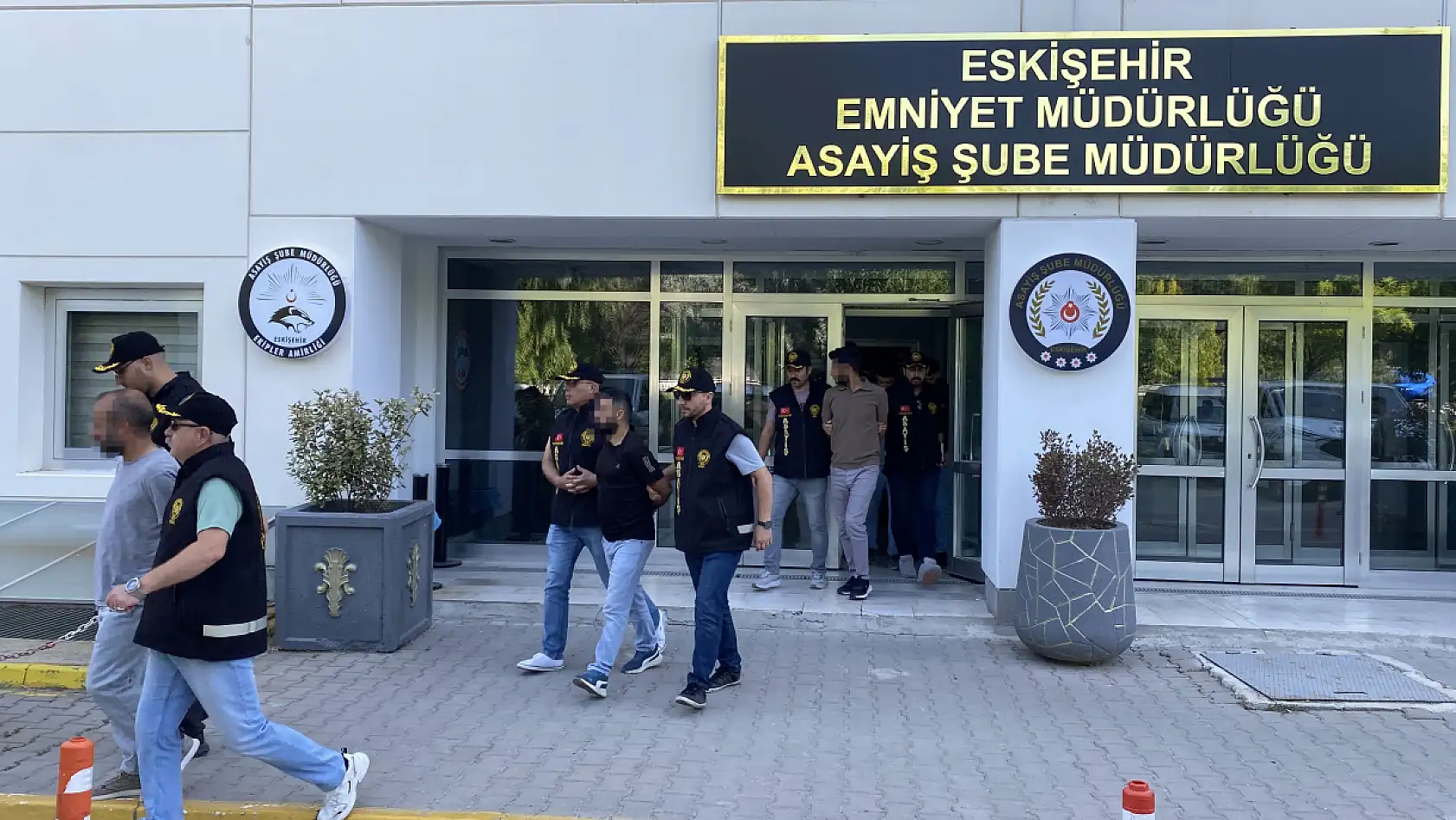 Sokak bir anda karıştı! Polis dahil 11 kişi yaralandı