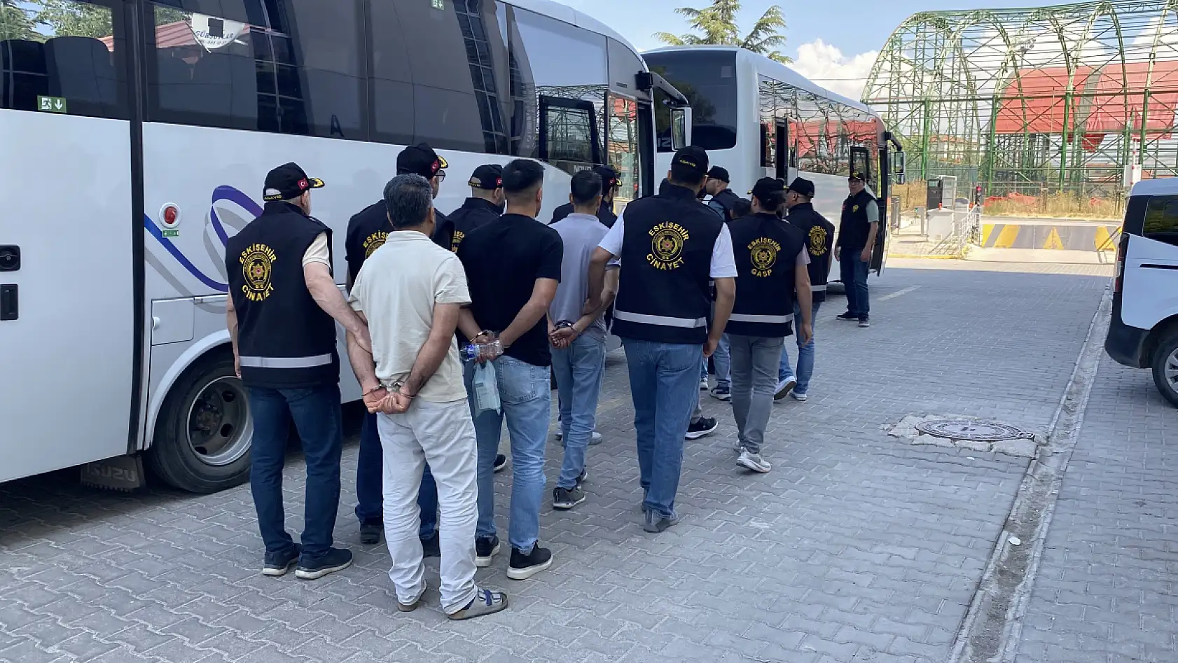 Sokak bir anda karıştı! Polis dahil 11 kişi yaralandı