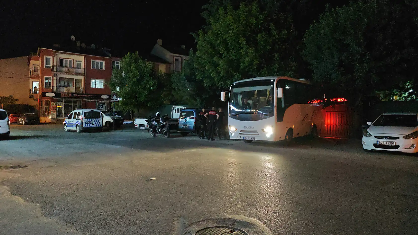 Sokak bir anda karıştı! Polis dahil 11 kişi yaralandı