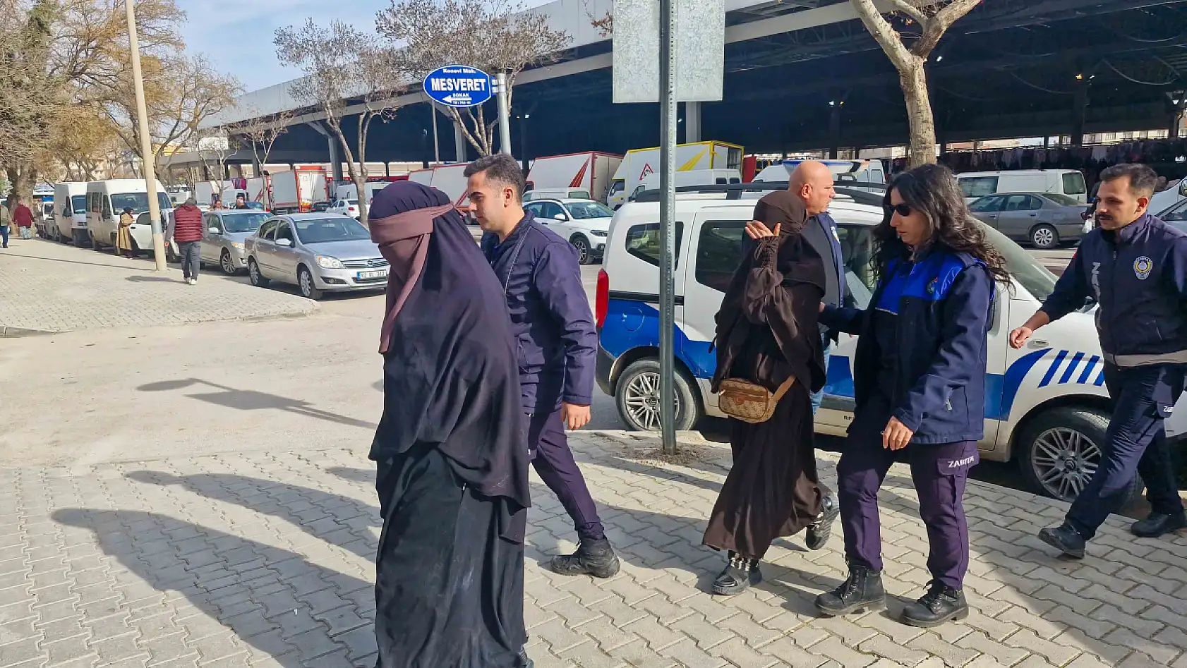 Konya'da Allah rızası dediler, üstlerinden döviz çıktı! Aile boyu vurgun zabıtayı bile şaşırttı