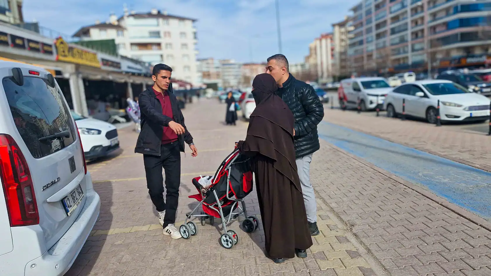 Konya'da Allah rızası dediler, üstlerinden döviz çıktı! Aile boyu vurgun zabıtayı bile şaşırttı