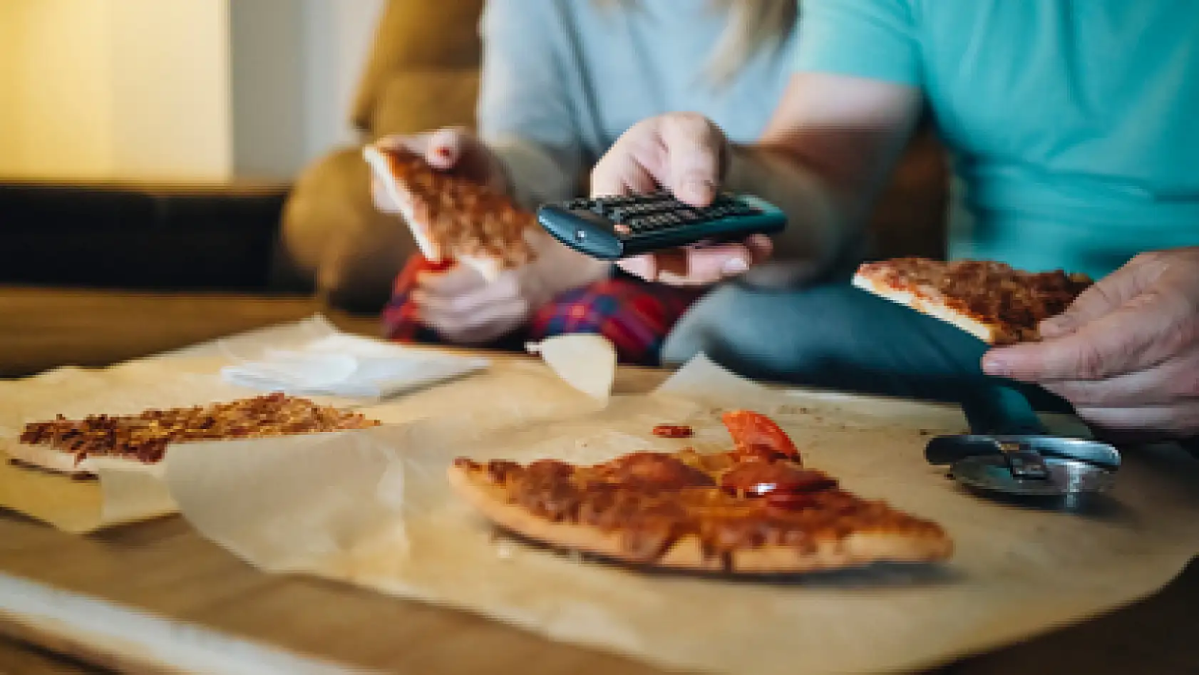 Bilim uyardı: Televizyon karşısında yemek kilo aldırıyor