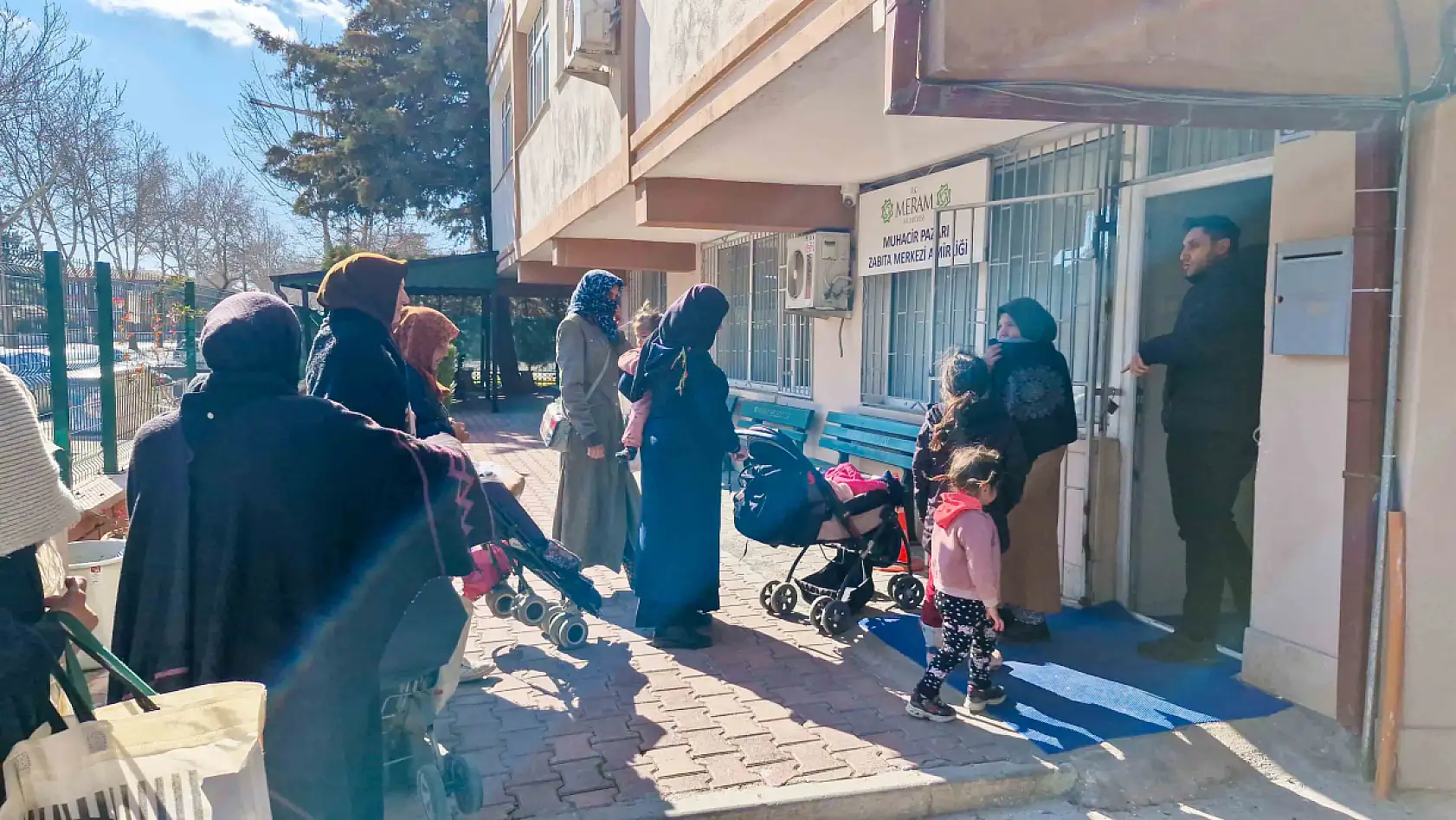Konya'da Allah rızası dediler, üstlerinden döviz çıktı! Aile boyu vurgun zabıtayı bile şaşırttı