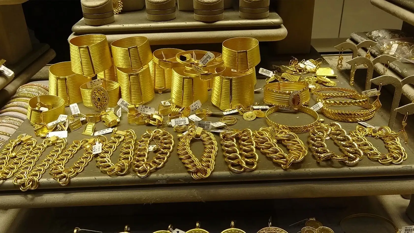 Yatırımcılar dikkat! Rüzgâra kapılmayın! Ekonomist isim uyardı…