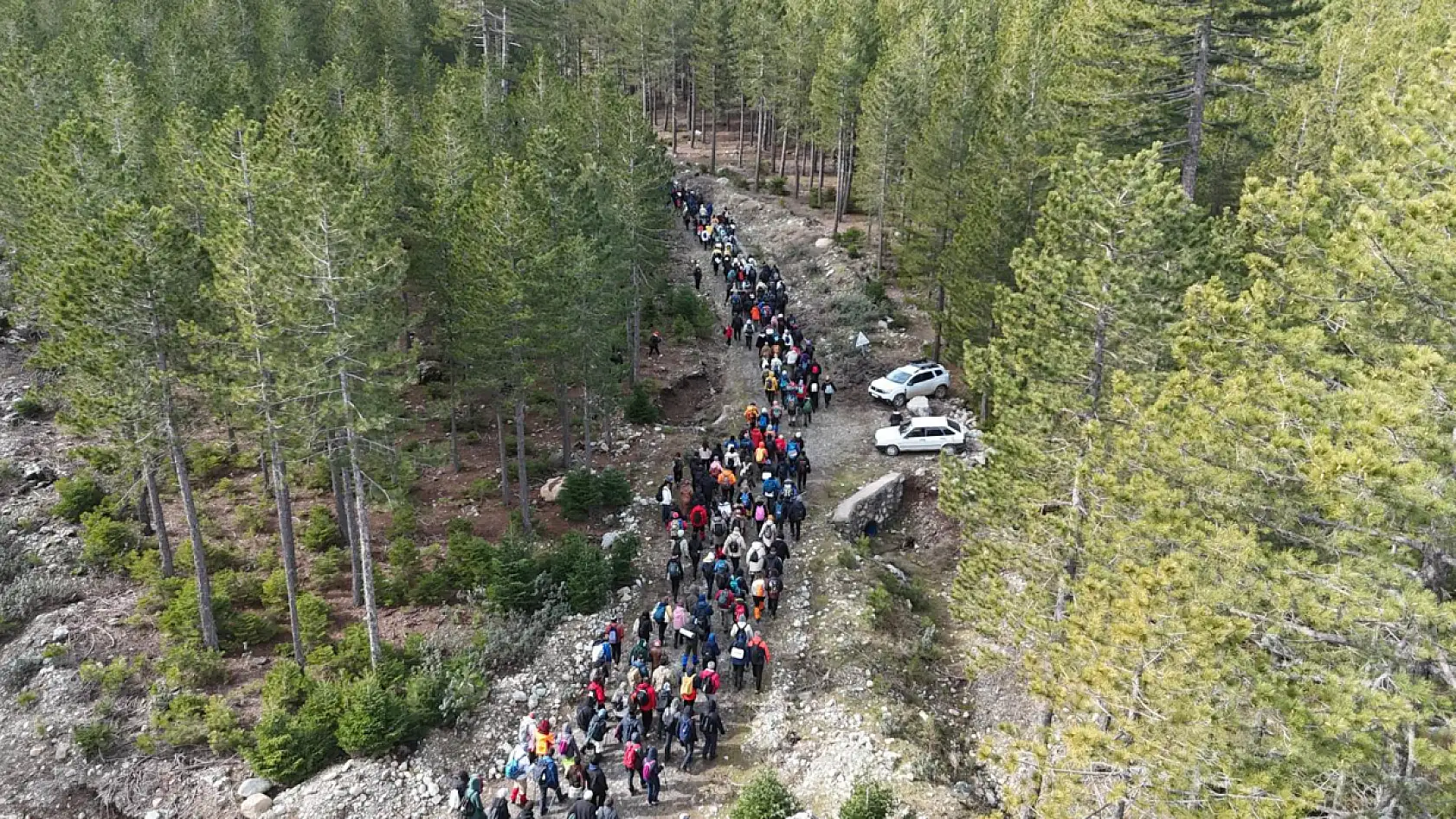 Konya'nın kış turizmi yükseliyor: Yoğun katılımlı kar yürüyüşü büyüledi