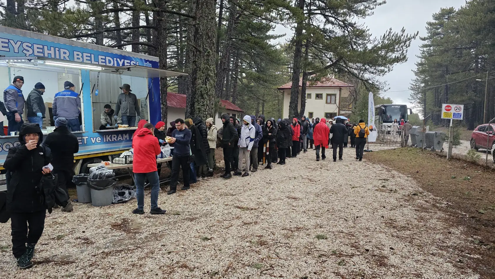 Konya'nın kış turizmi yükseliyor: Yoğun katılımlı kar yürüyüşü büyüledi
