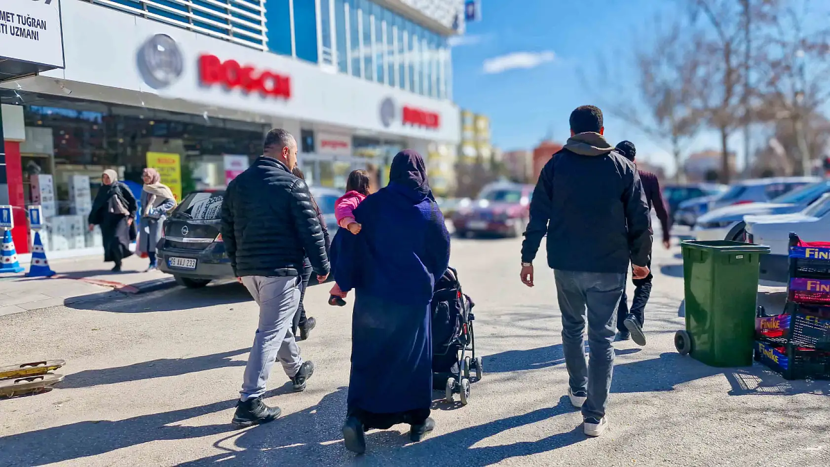 Konya'da Allah rızası dediler, üstlerinden döviz çıktı! Aile boyu vurgun zabıtayı bile şaşırttı