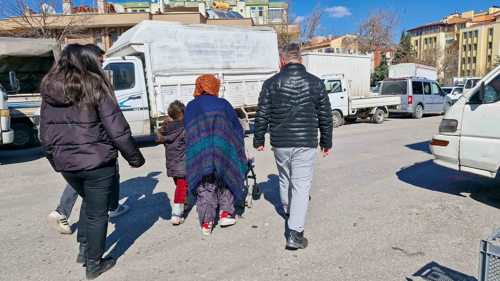 Konya'da Allah rızası dediler, üstlerinden döviz çıktı! Aile boyu vurgun zabıtayı bile şaşırttı