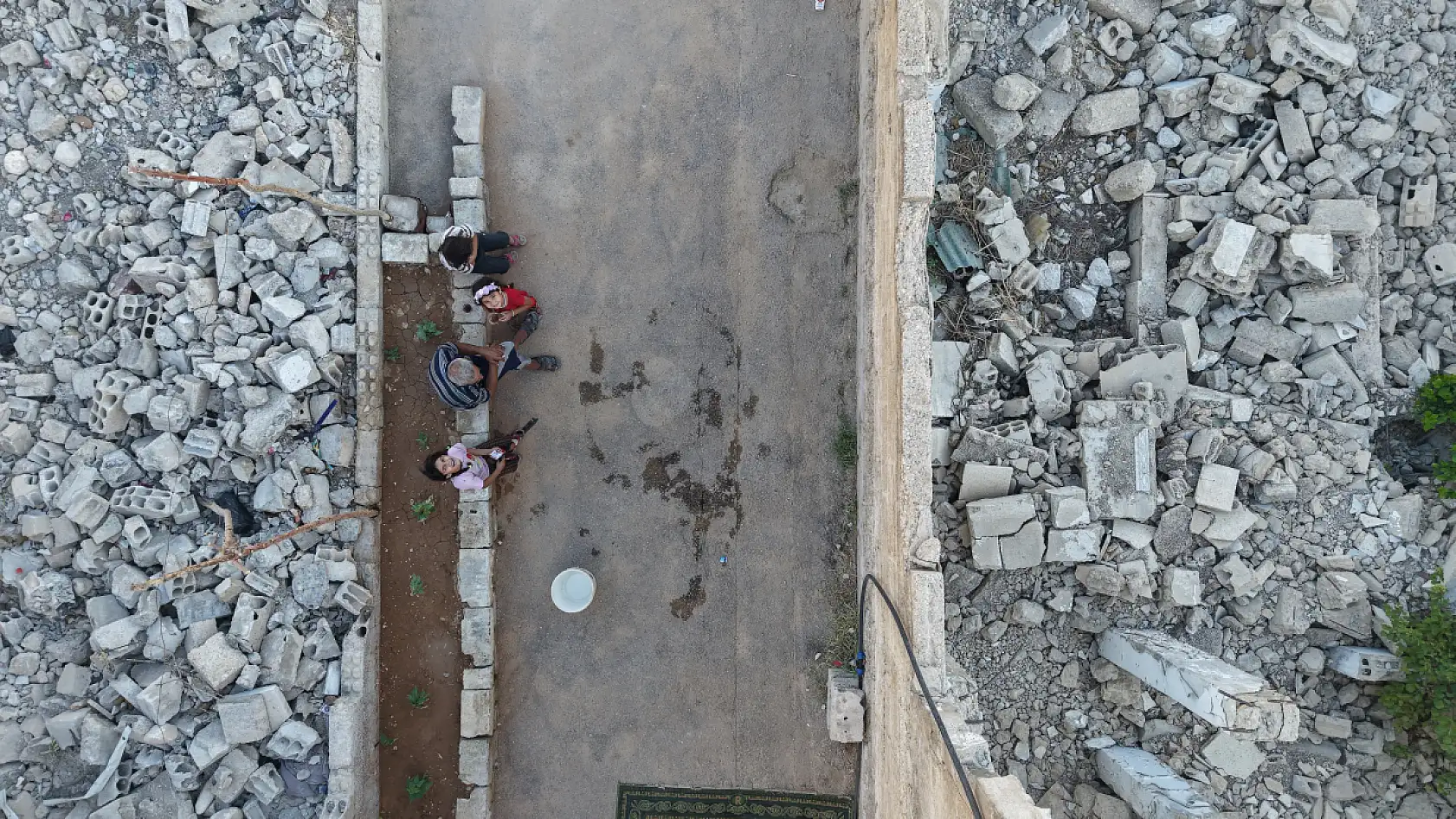 12 yıl sonra yıkılmış evine döndü: 'Her köşesinde bir anım var'