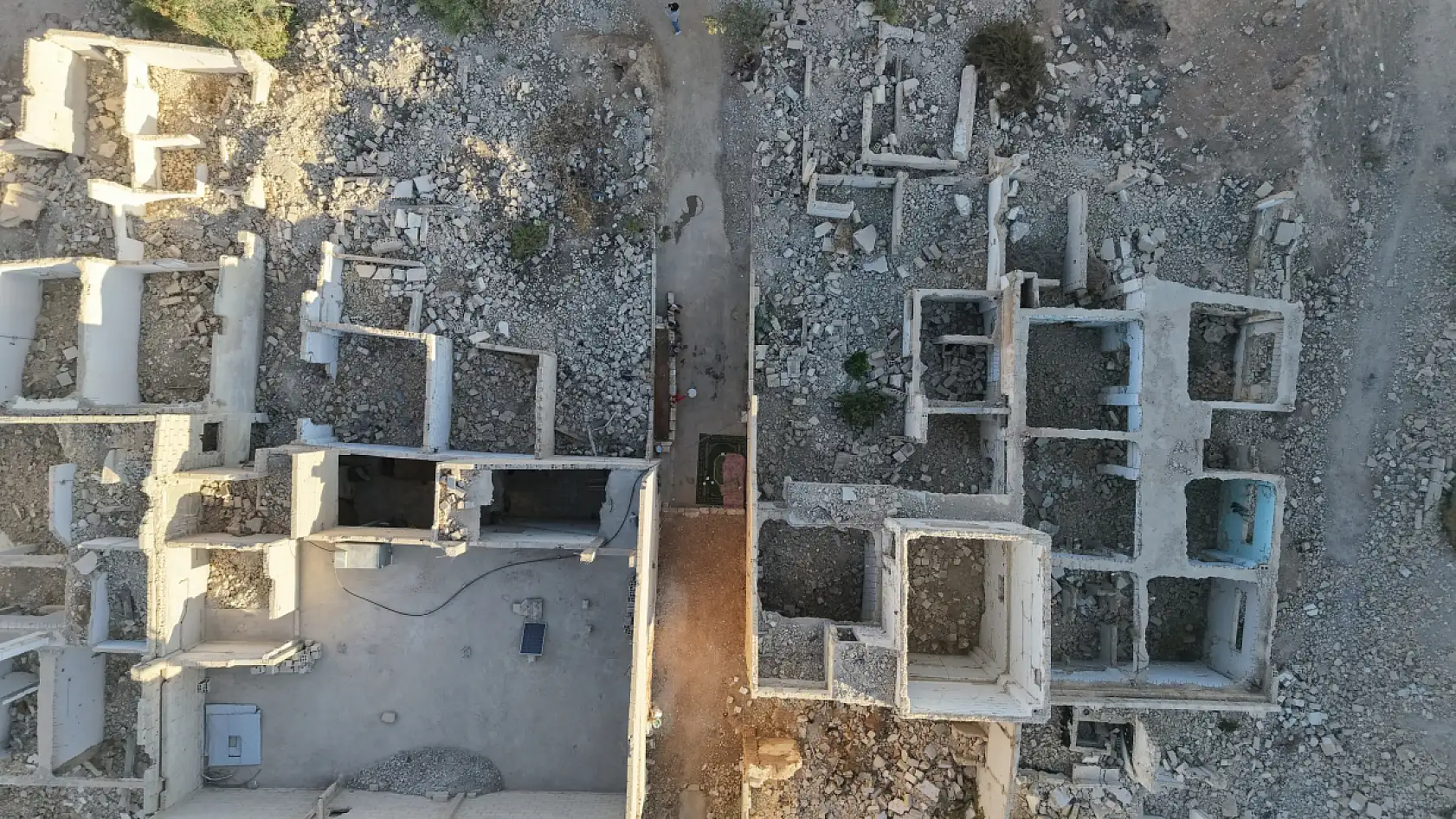 12 yıl sonra yıkılmış evine döndü: 'Her köşesinde bir anım var'