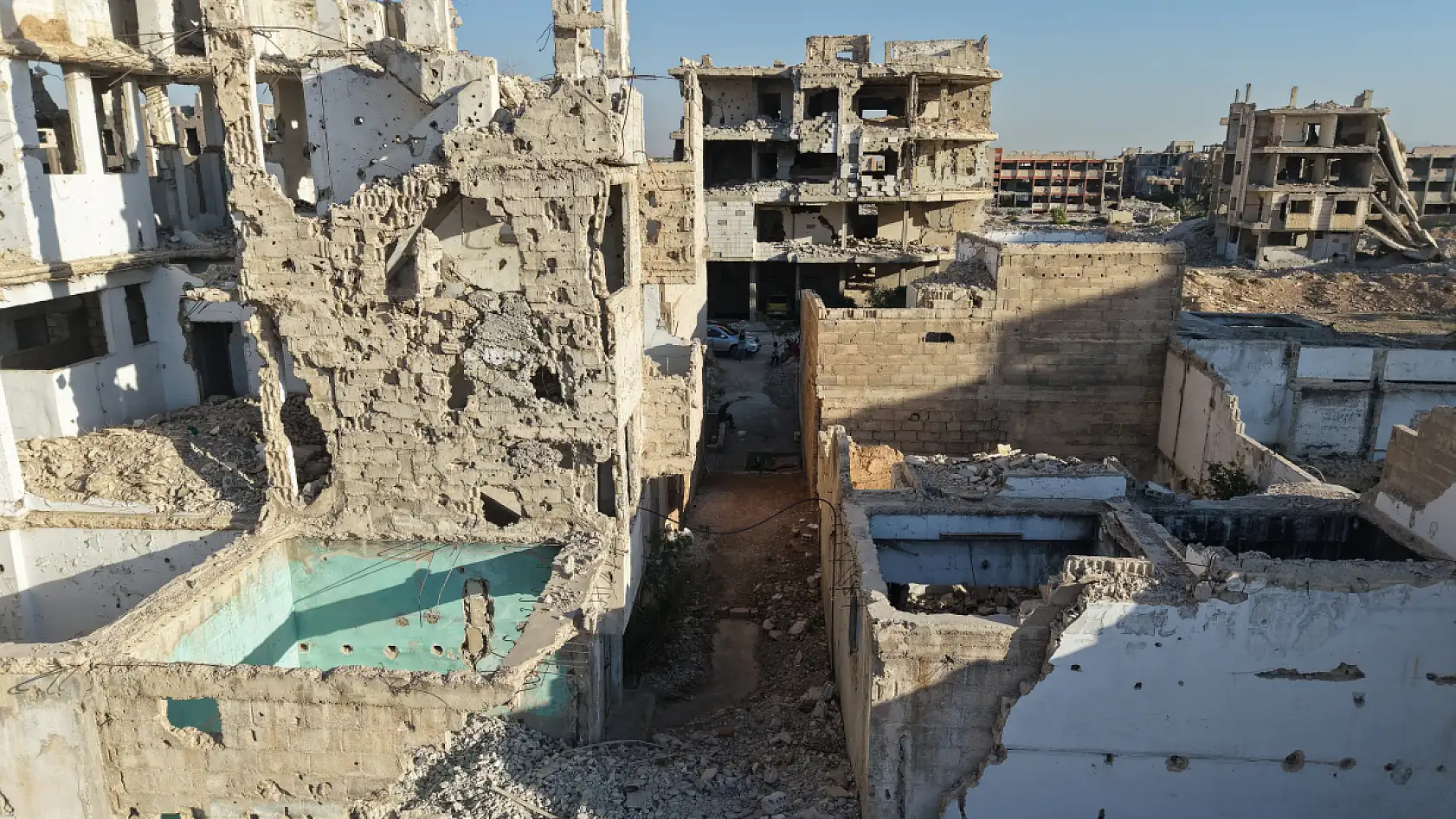 12 yıl sonra yıkılmış evine döndü: 'Her köşesinde bir anım var'