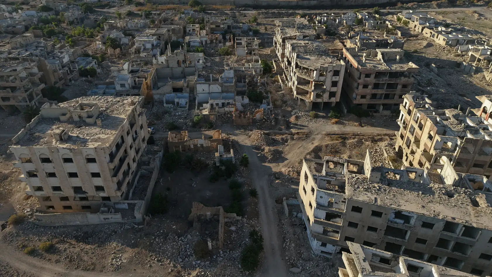 12 yıl sonra yıkılmış evine döndü: 'Her köşesinde bir anım var'