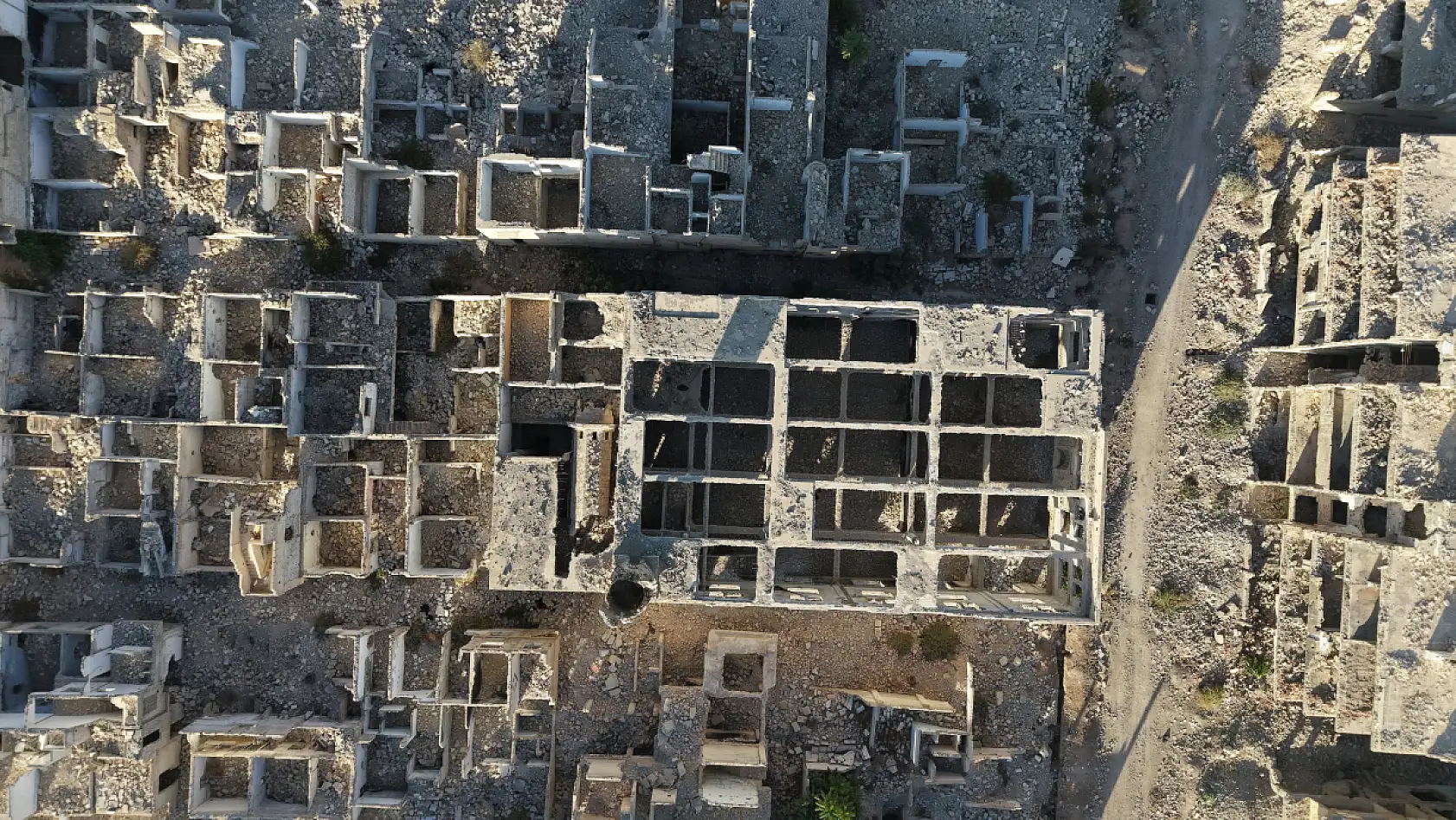 12 yıl sonra yıkılmış evine döndü: 'Her köşesinde bir anım var'