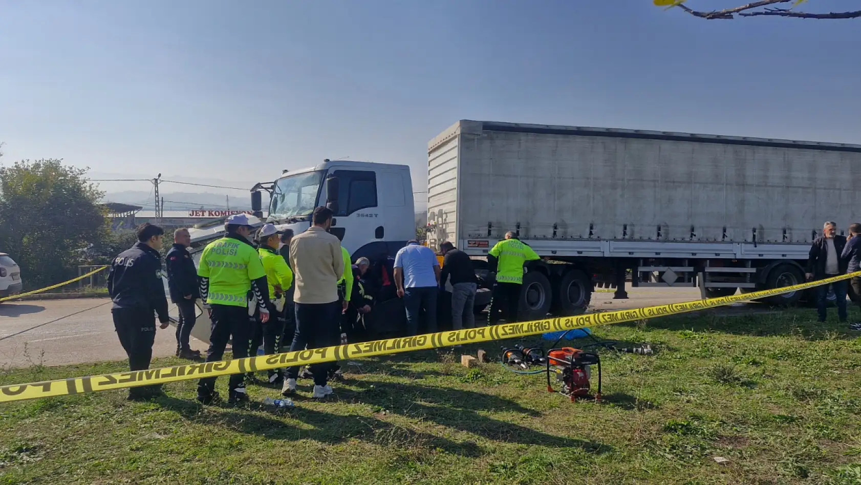 Askeri malzeme taşıyan TIR traktörle çarpıştı! 2 ölü
