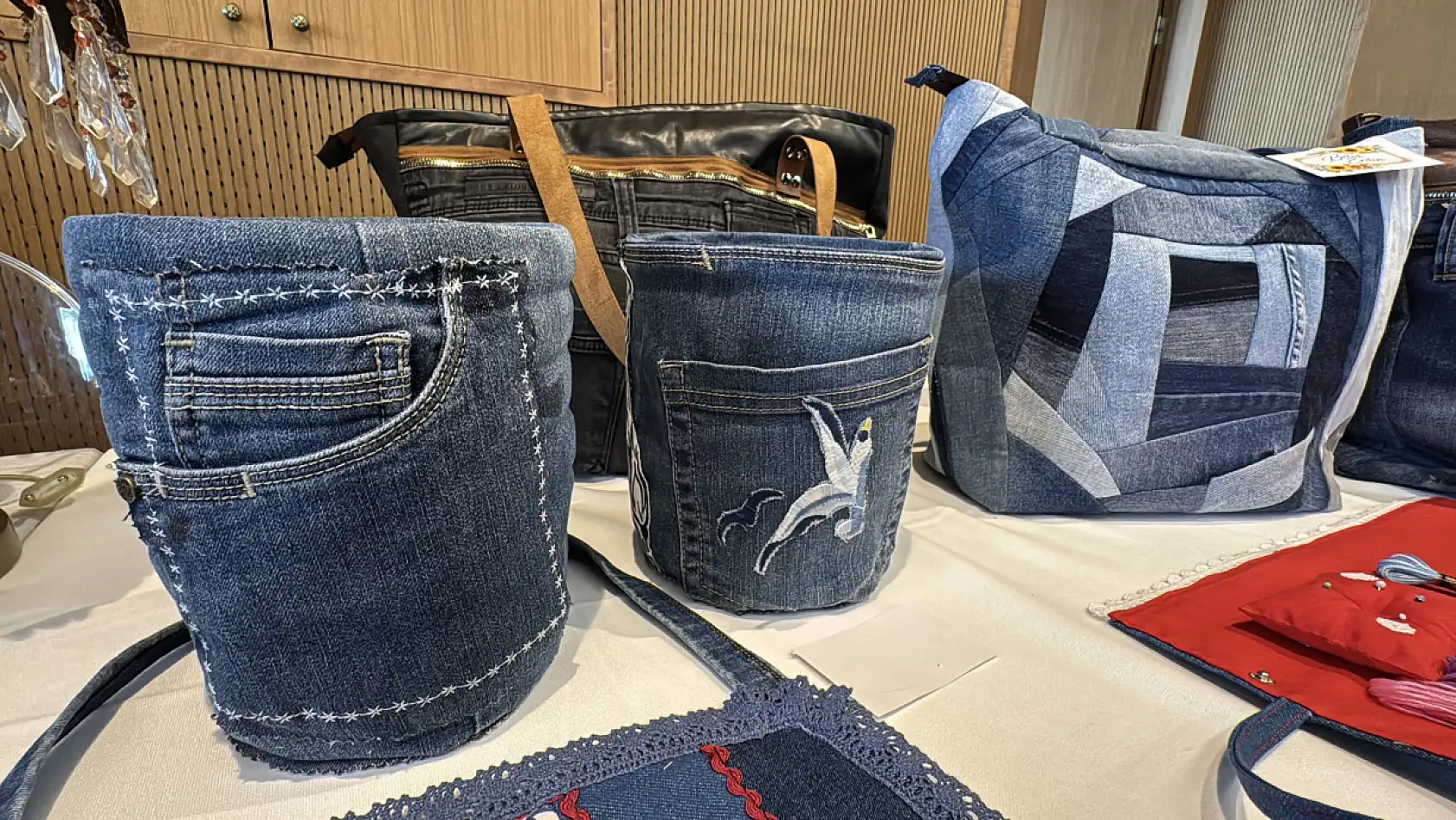 Kullanılmayan kot pantolonlar adeta sanat eserine dönüştü
