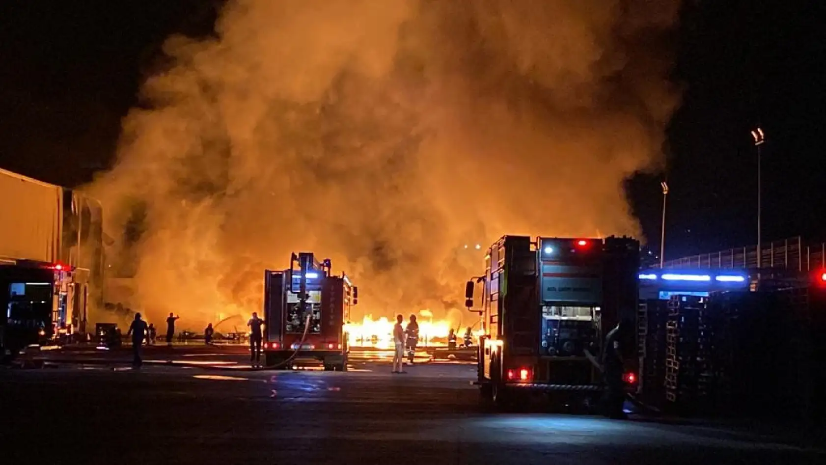 Zincir marketin deposunda büyük yangın