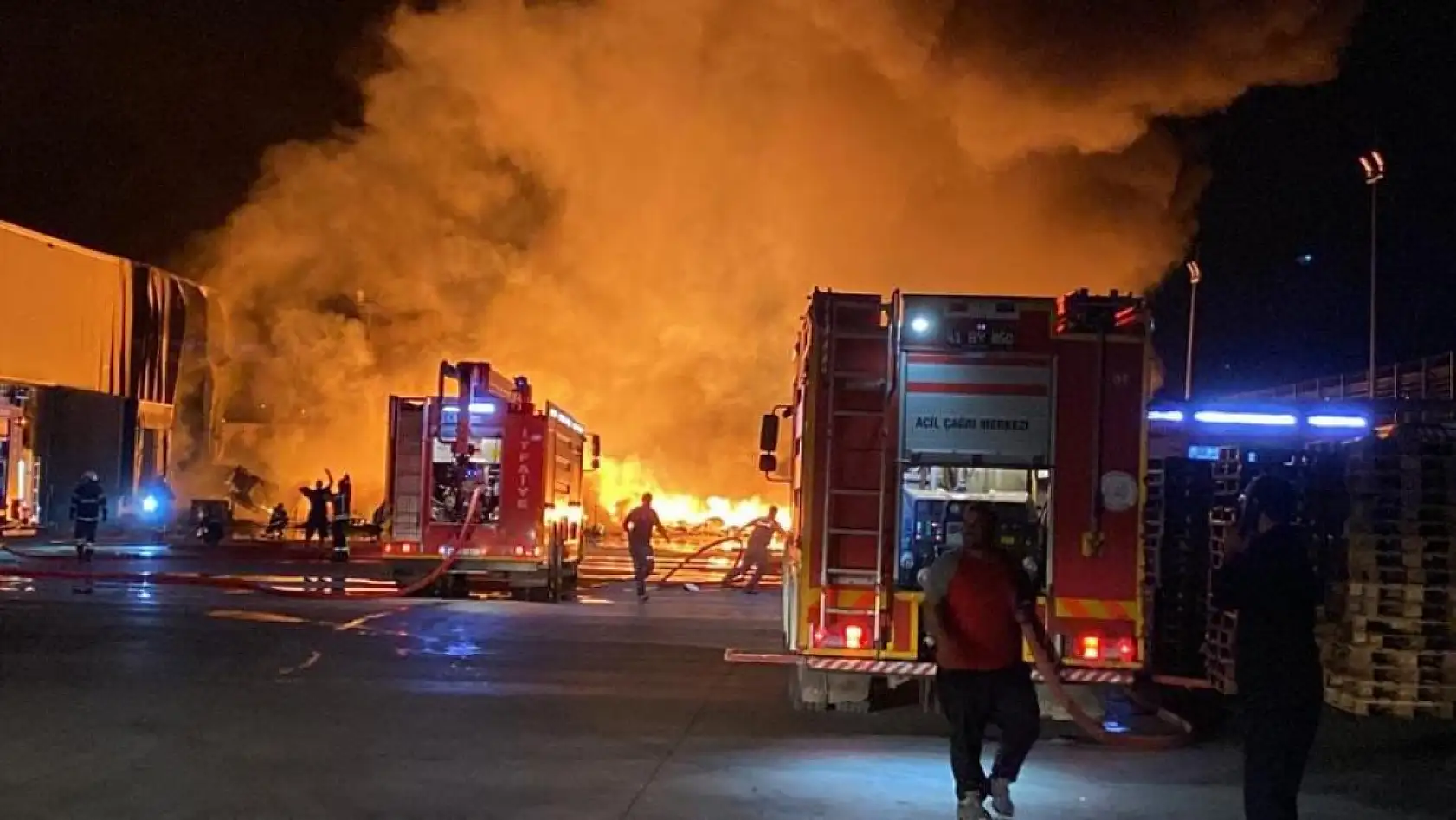 Zincir marketin deposunda büyük yangın