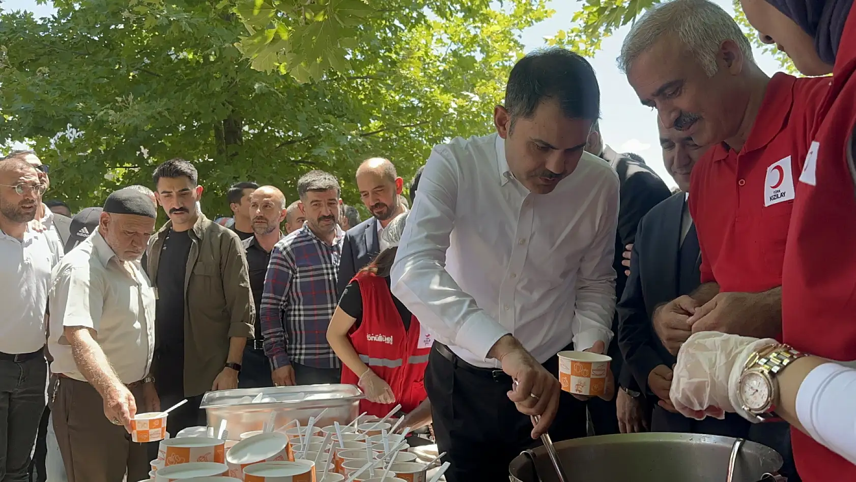 Konyalı Bakan vatandaşlara aşure ikram etti!