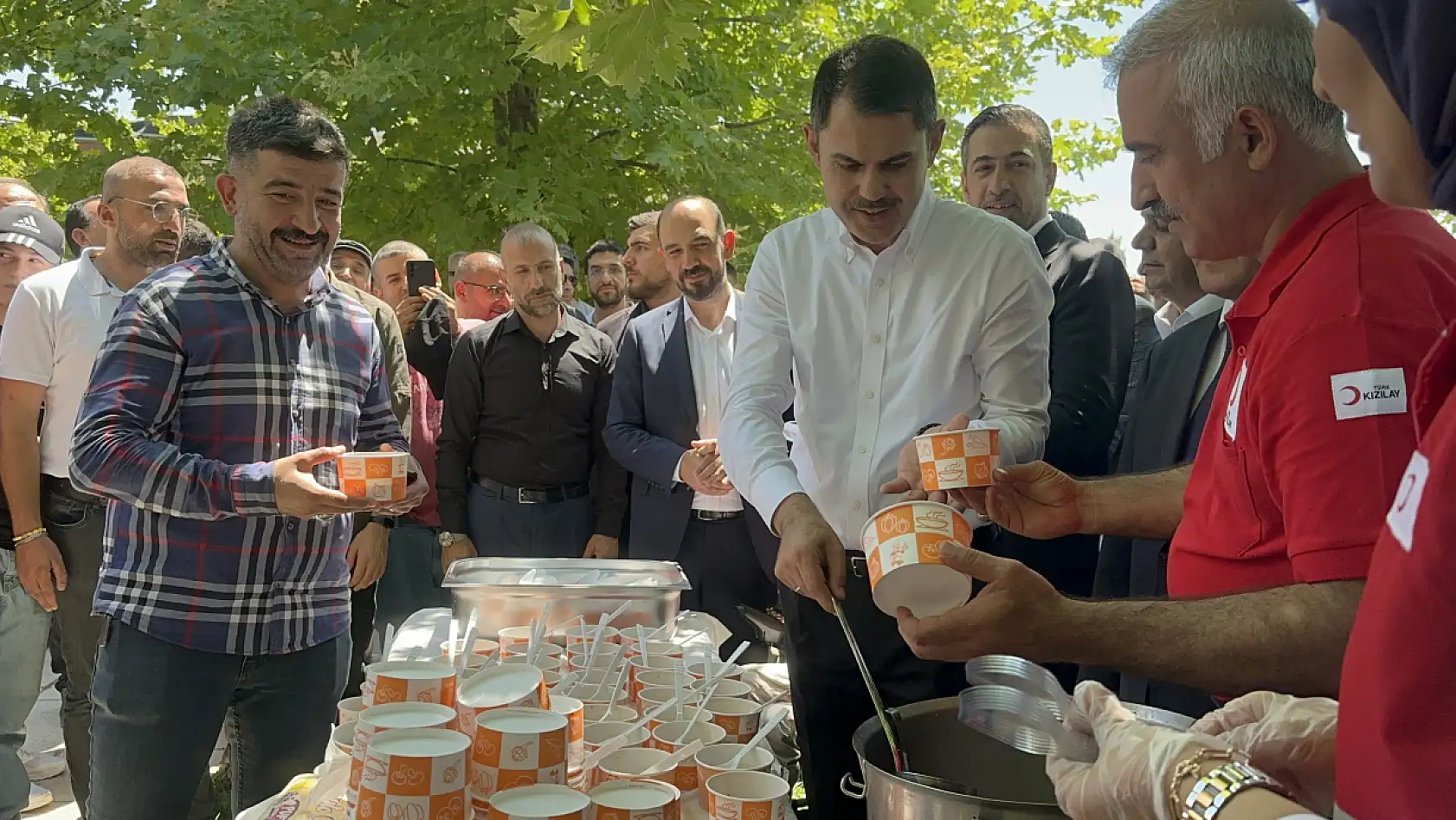 Konyalı Bakan vatandaşlara aşure ikram etti!