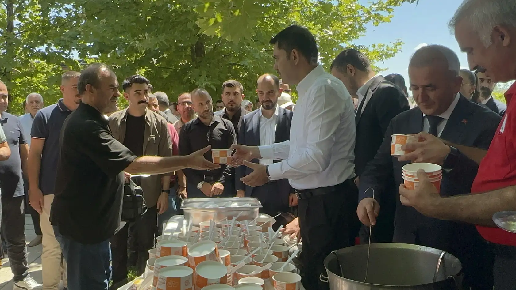 Konyalı Bakan vatandaşlara aşure ikram etti!