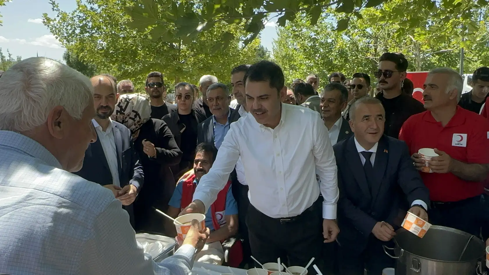 Konyalı Bakan vatandaşlara aşure ikram etti!