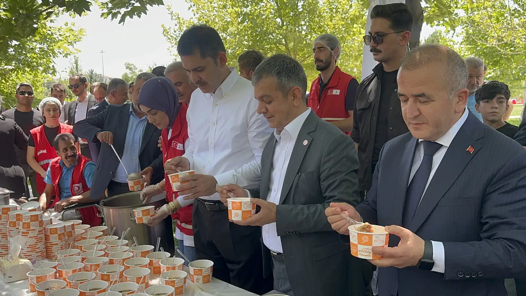 Konyalı Bakan vatandaşlara aşure ikram etti!