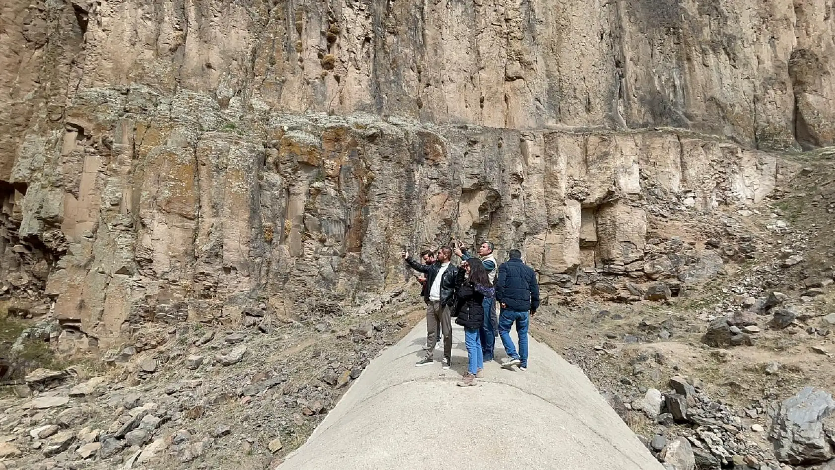 Yılda bir ay akan şelale, tekrardan canlandı!