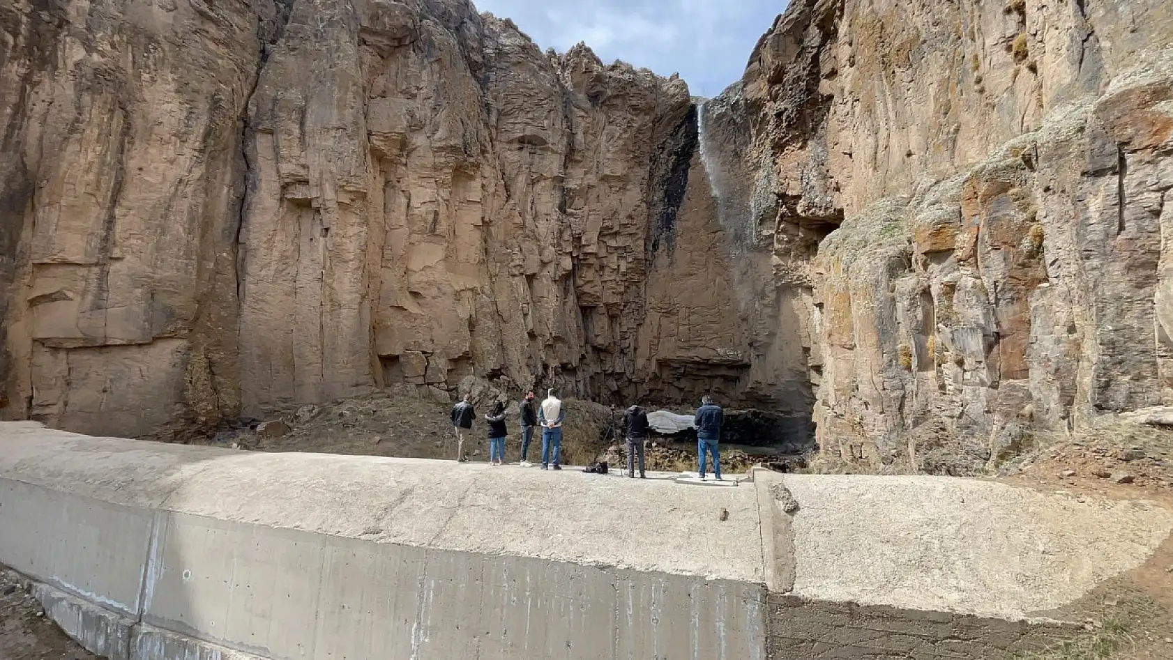 Yılda bir ay akan şelale, tekrardan canlandı!